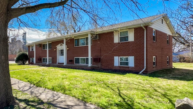 split foyer home featuring a front lawn