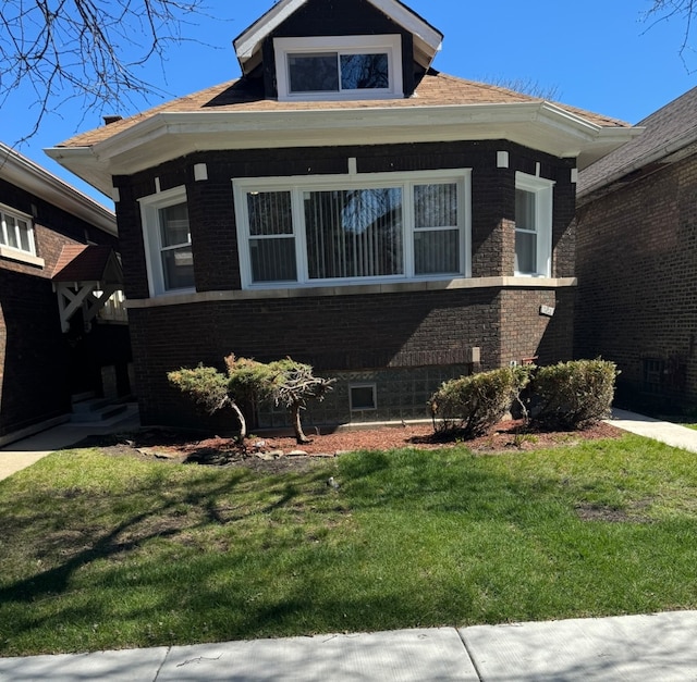 view of front of house with a front lawn