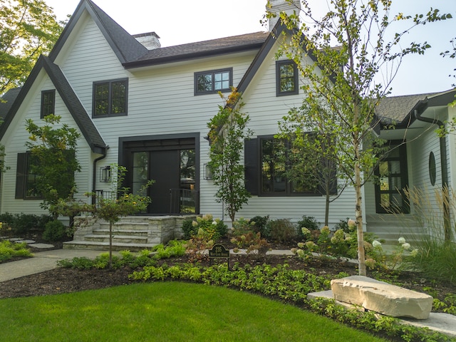 view of front of home featuring a front lawn