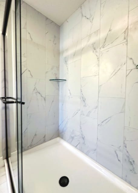 bathroom featuring a tile shower