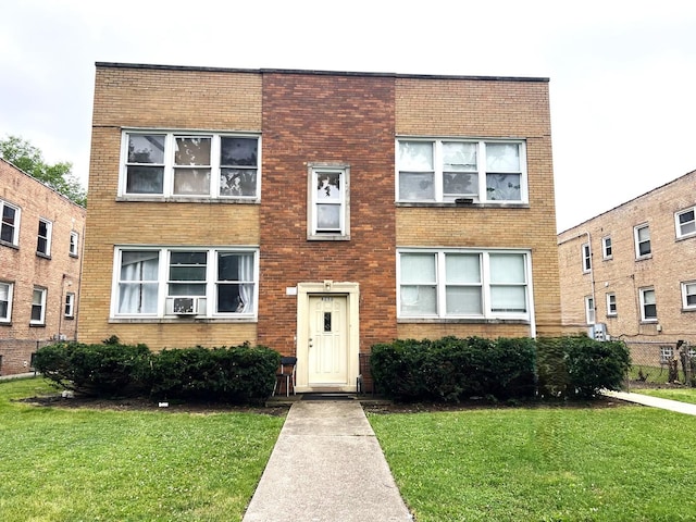 townhome / multi-family property featuring a front lawn