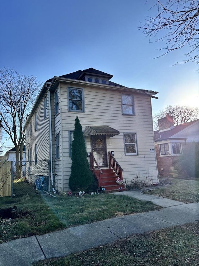 view of front of house featuring a front yard