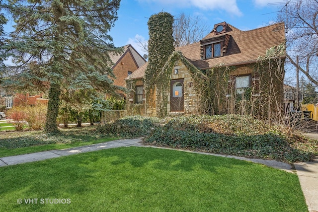 view of front of home with a front lawn