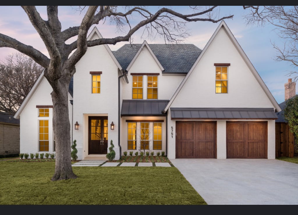 view of front of property featuring a yard and a garage