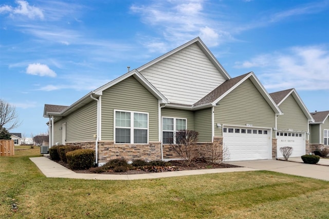 view of front of house featuring a front lawn