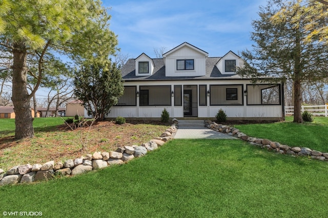 view of front facade featuring a porch and a front yard