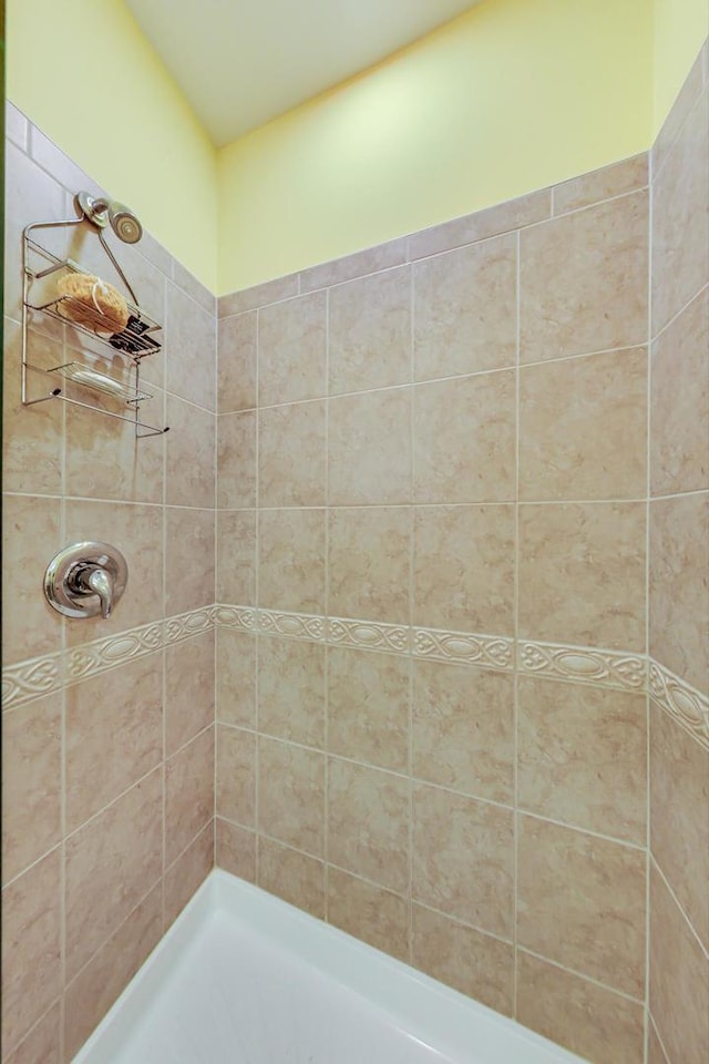 bathroom featuring a tile shower