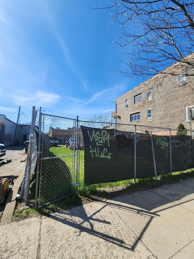 Listing photo 2 for 2136 S Halsted St, Chicago IL 60608