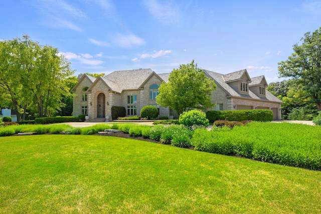 view of front of home featuring a front yard