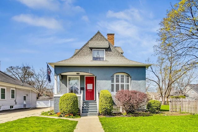 view of front facade featuring a front yard