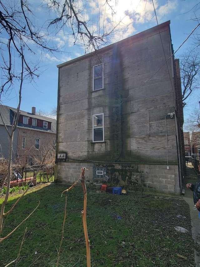 back of house featuring a yard