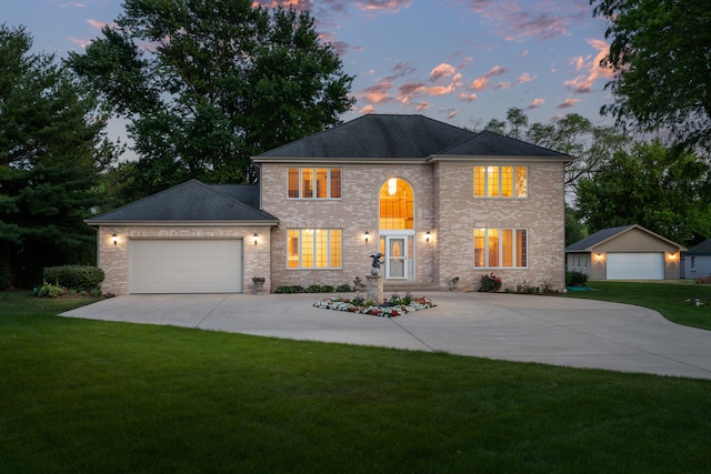 view of front facade featuring a yard