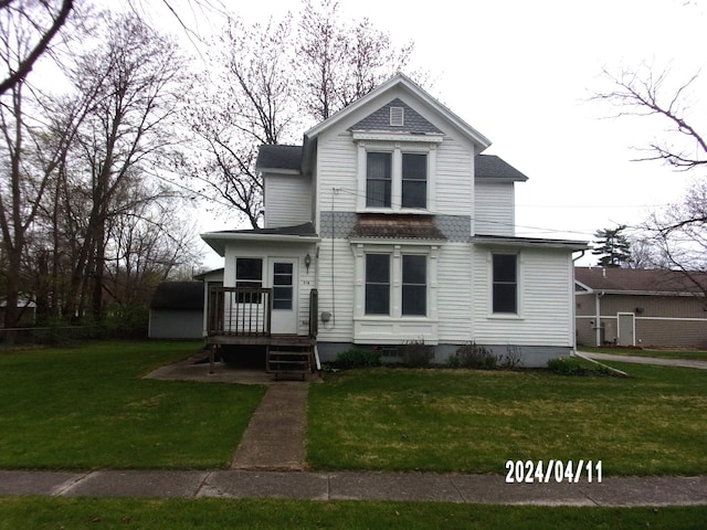 view of front of property featuring a front lawn