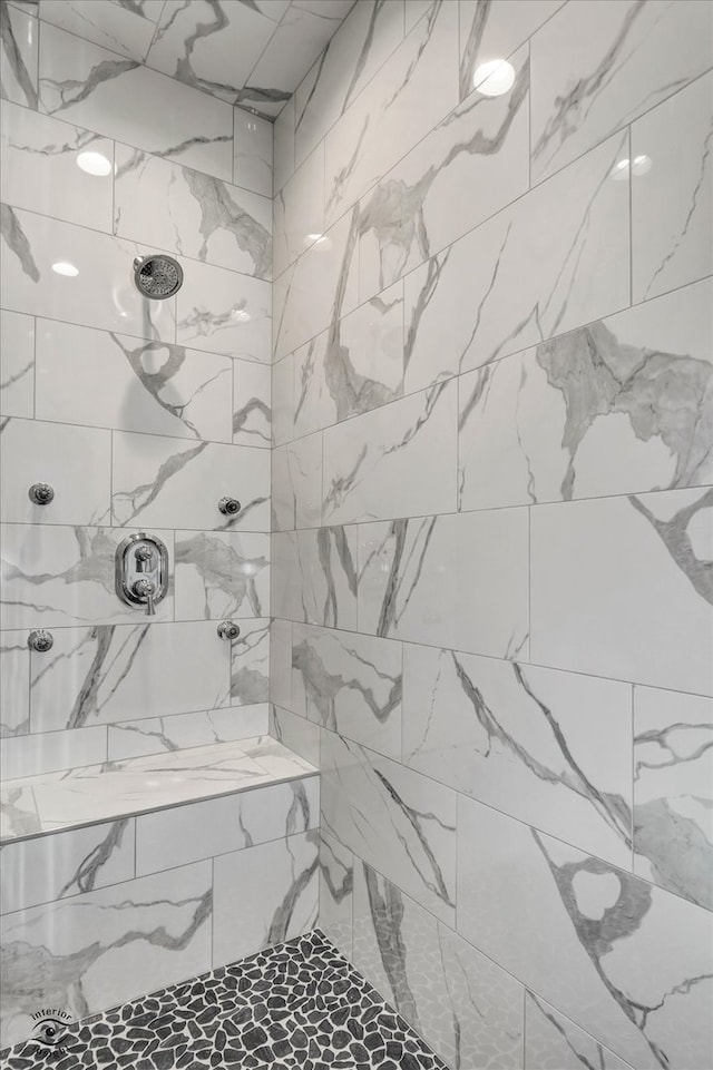 bathroom featuring tiled shower