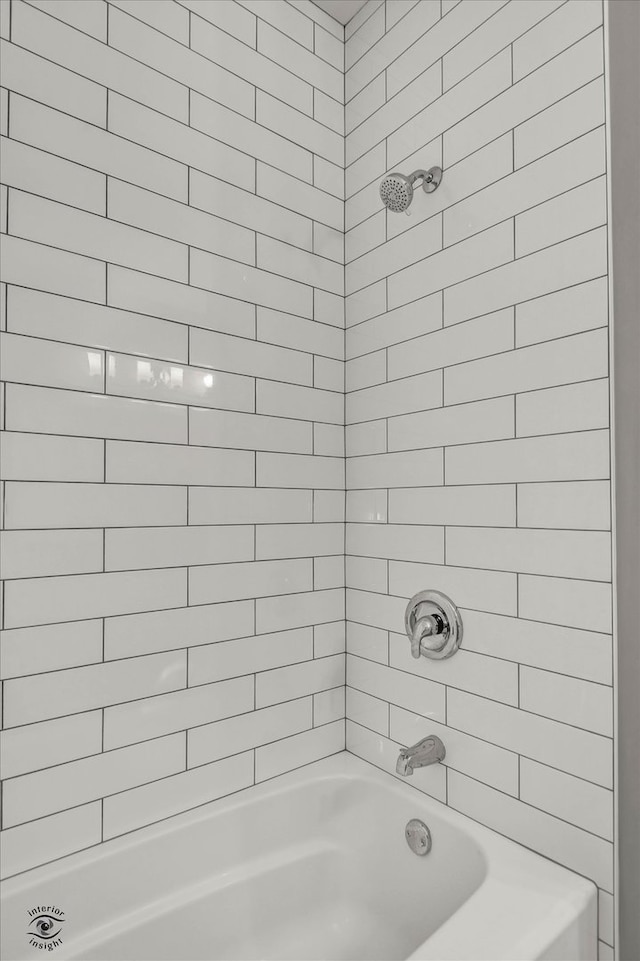 bathroom with tiled shower / bath