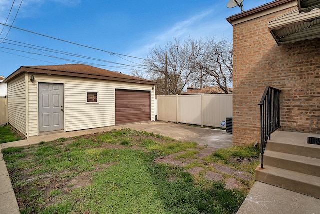 view of yard featuring an outdoor structure and a garage