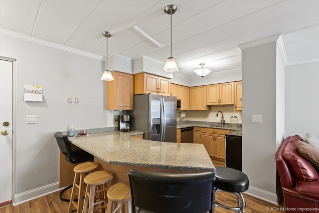 kitchen with kitchen peninsula, a kitchen bar, stainless steel appliances, dark hardwood / wood-style flooring, and pendant lighting