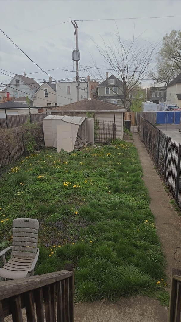 view of yard with an outdoor structure