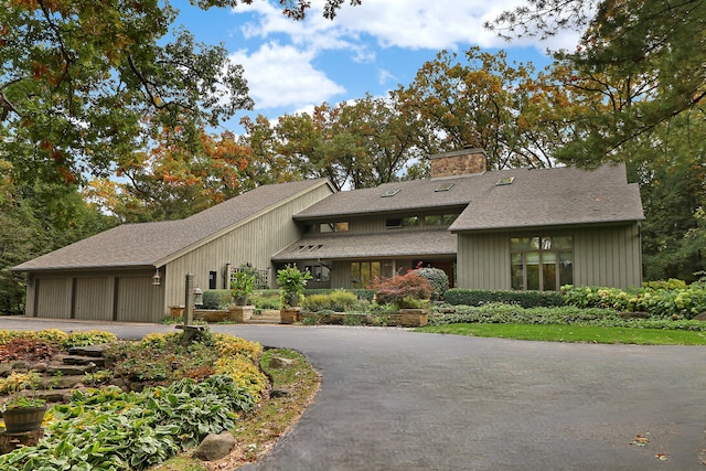 view of front facade featuring a garage