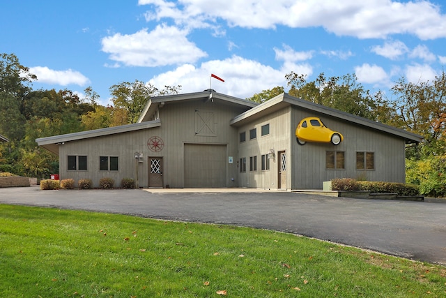 view of front of property featuring a garage and a front lawn