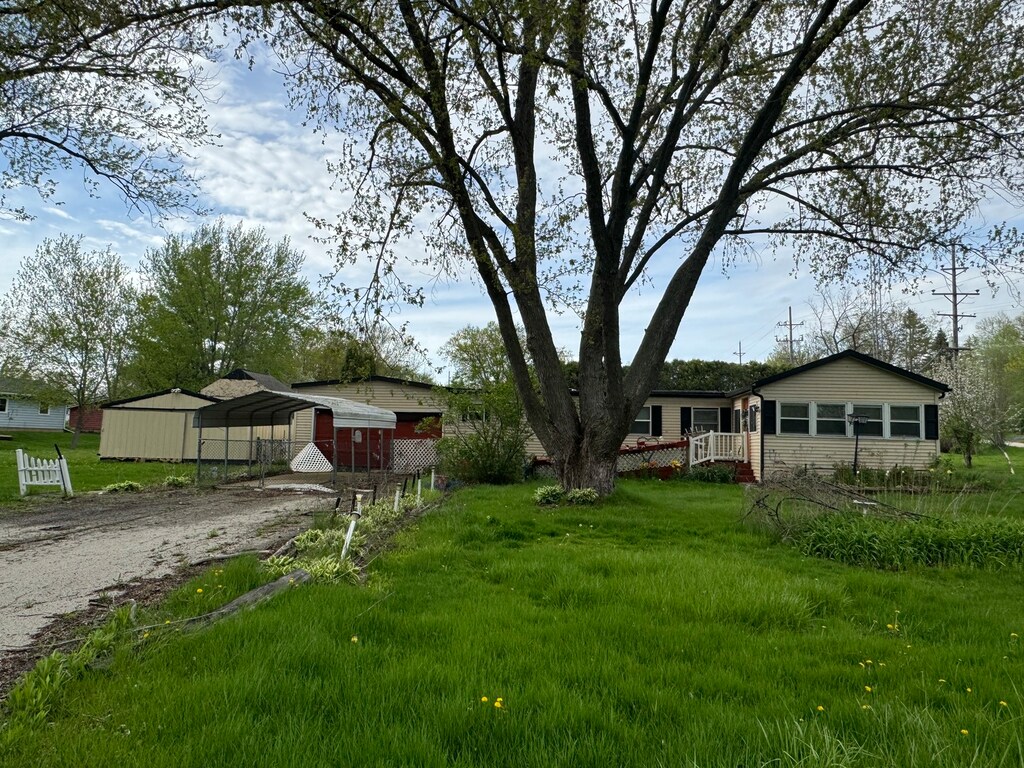 view of yard with an outdoor structure