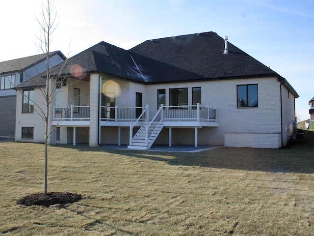 back of house featuring a lawn