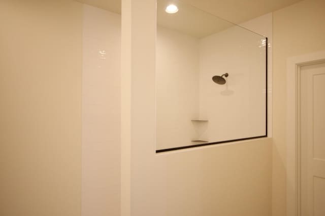 details with a shower and recessed lighting