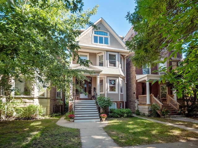 view of front of property featuring a front yard