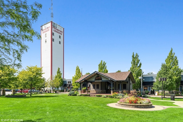 view of property's community featuring a yard