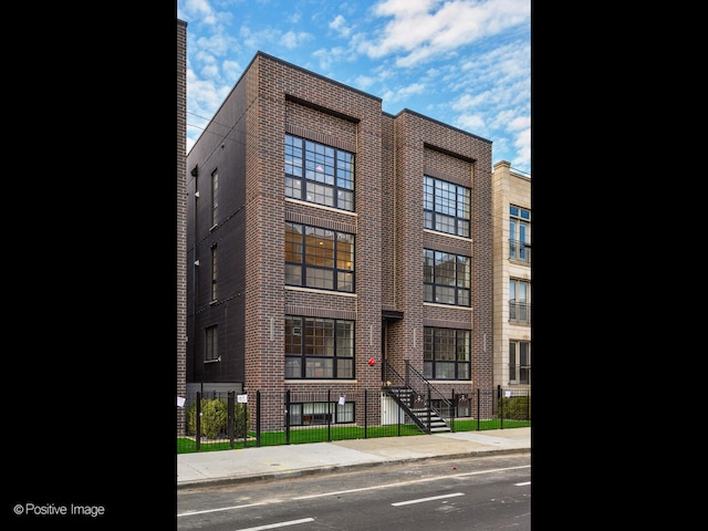 Listing photo 2 for 1942 W Belmont Ave Unit 2W, Chicago IL 60657