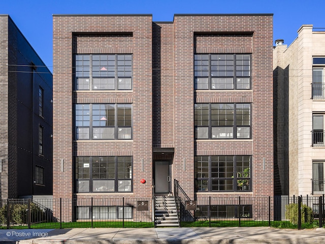 Listing photo 3 for 1942 W Belmont Ave Unit 2W, Chicago IL 60657