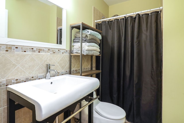 11 N Berkshire Ln, Round Lake, IL 60073 - full bathroom with a shower with shower curtain and backsplash
