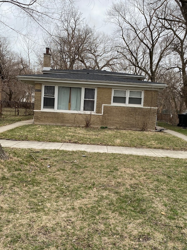 view of front of house with a front lawn