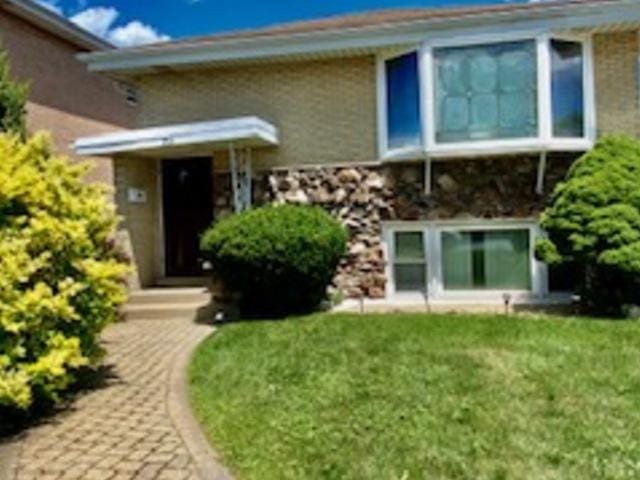 view of front of property featuring a front yard