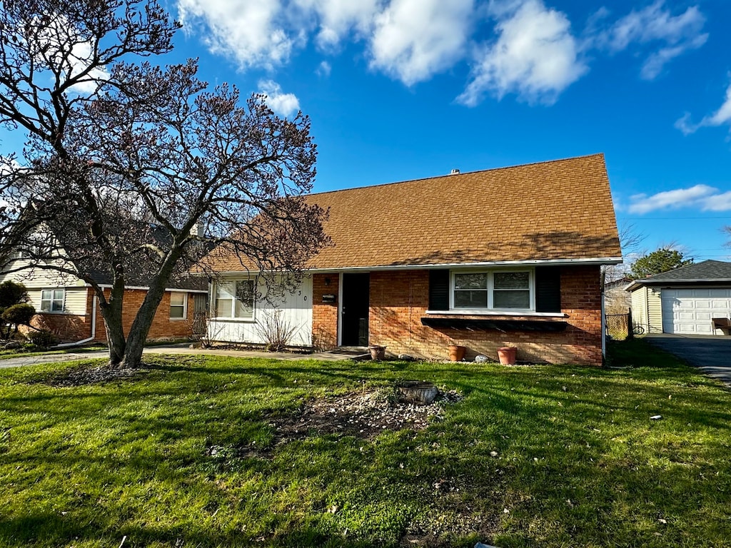 single story home with a front lawn