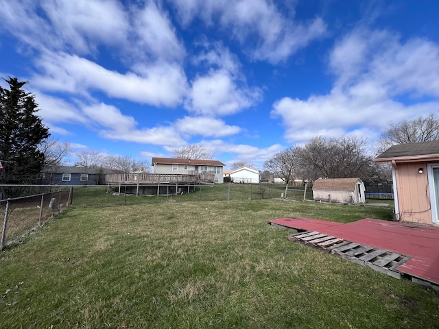 view of yard featuring a storage shed