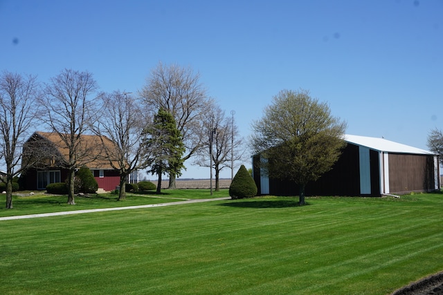 view of yard with an outdoor structure