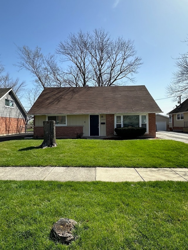 ranch-style house featuring a front lawn and a garage