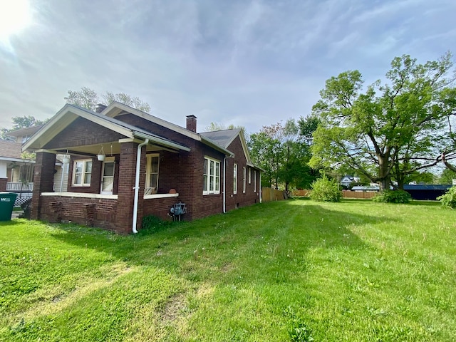 view of side of property featuring a lawn