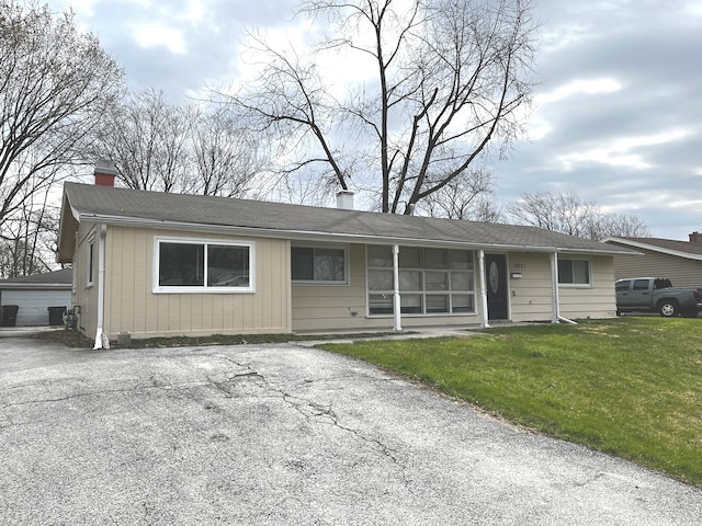 single story home featuring a front yard