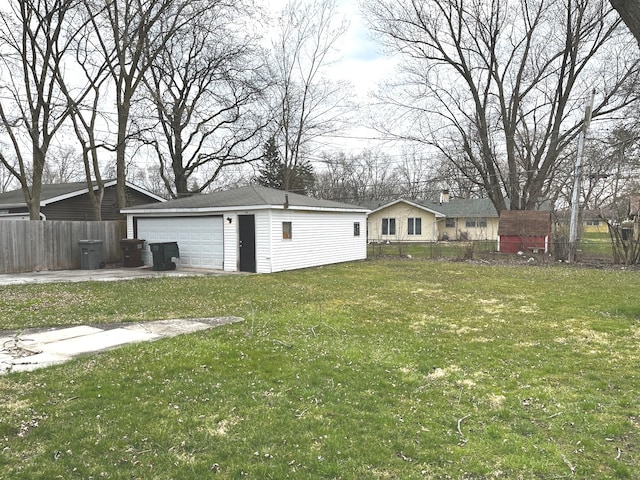 view of yard with an outdoor structure and a garage