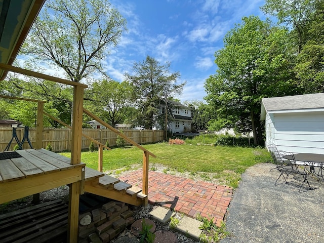 view of yard featuring a patio area