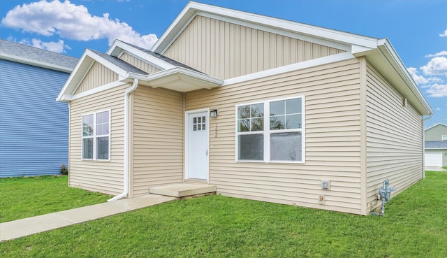 view of front of property featuring a front lawn