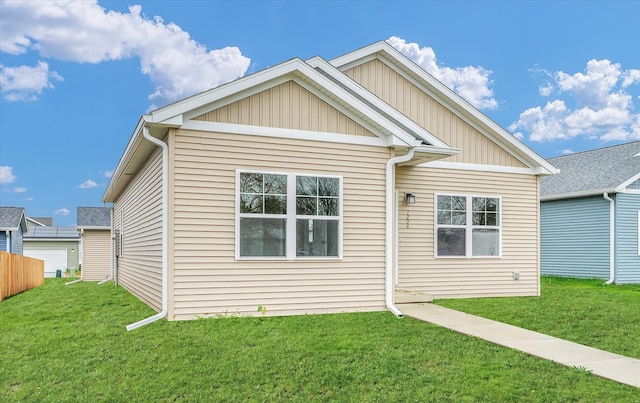 view of front of home featuring a front yard