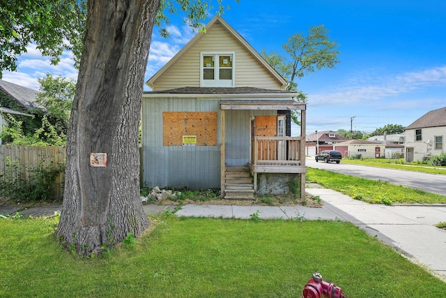 view of front facade with a front lawn