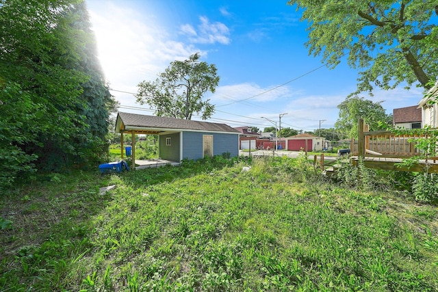 view of yard featuring an outdoor structure