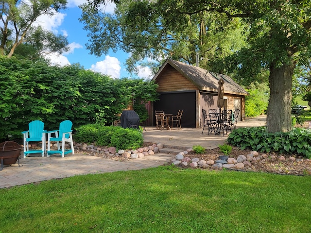 view of yard featuring a patio area