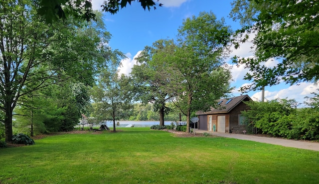 view of yard featuring a water view