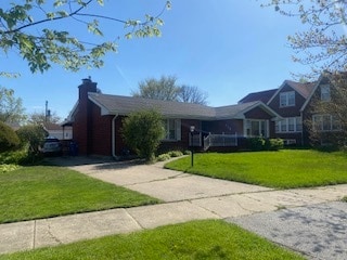 view of front facade with a front yard