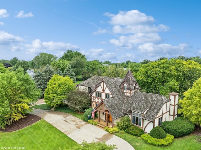 view of front of home featuring a front lawn